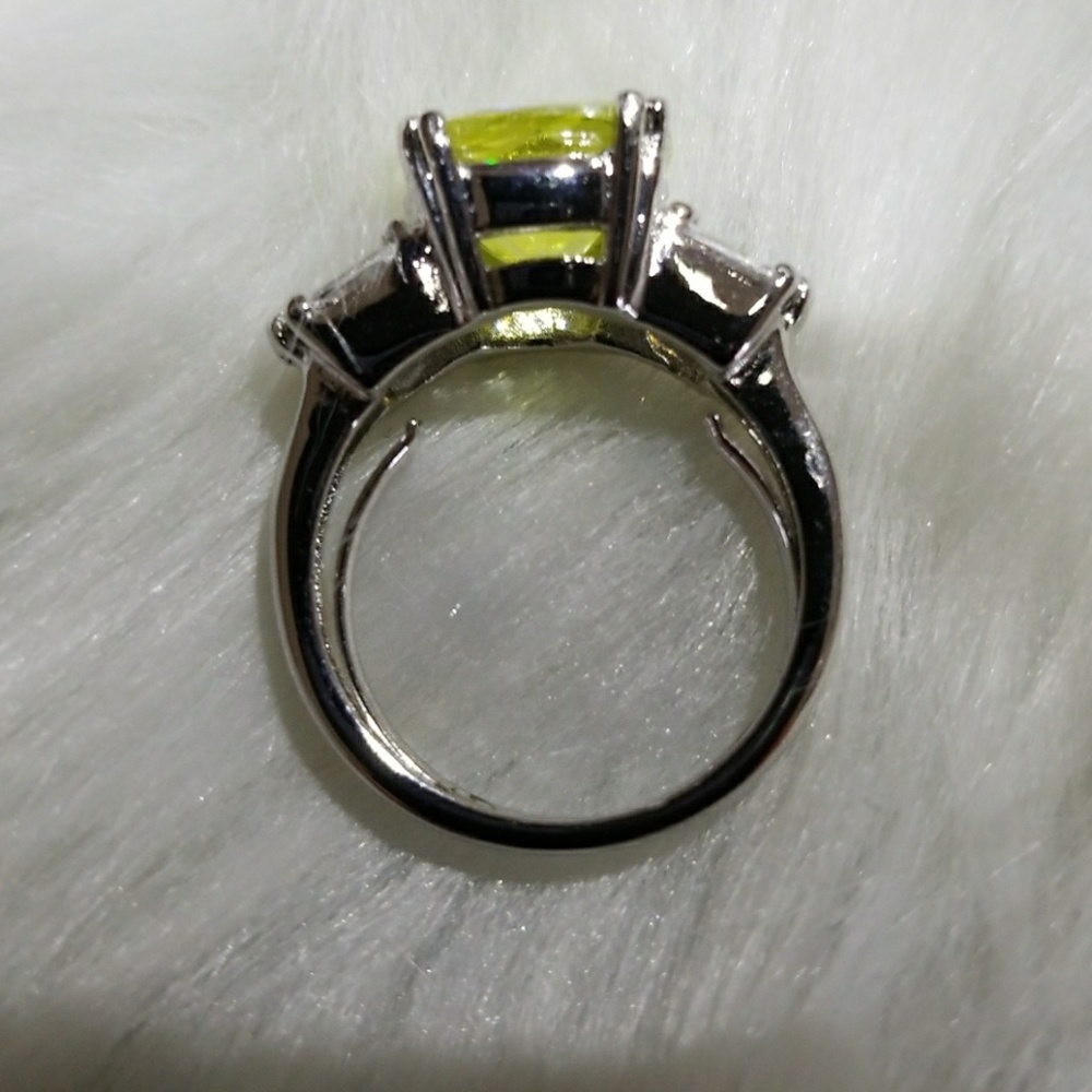 Avon Ring - Picture 5 of 6